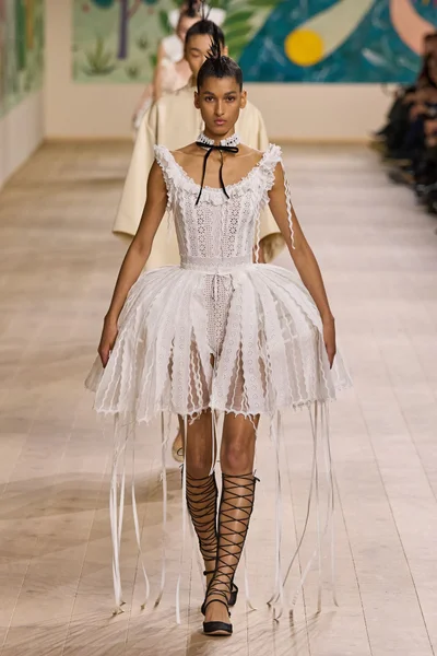 Look 16